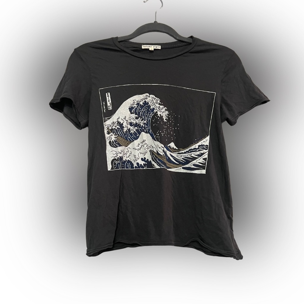 URBAN OUTFITTERS “THE WAVE” T SHIRT